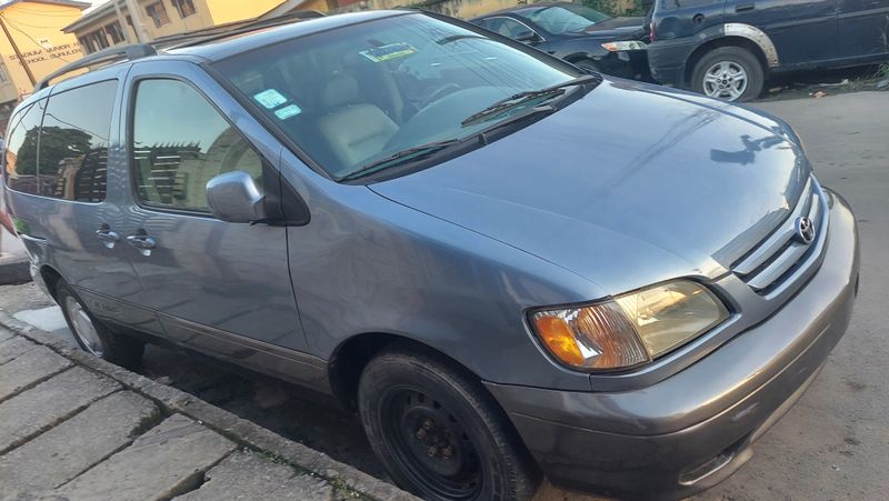 Main image of 2002 Toyota Sienna XLE